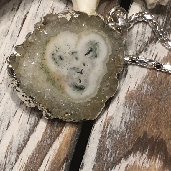 NWOT Stunning Small Solar Quartz Pendant– W44677-2 - Picture 3 of 8